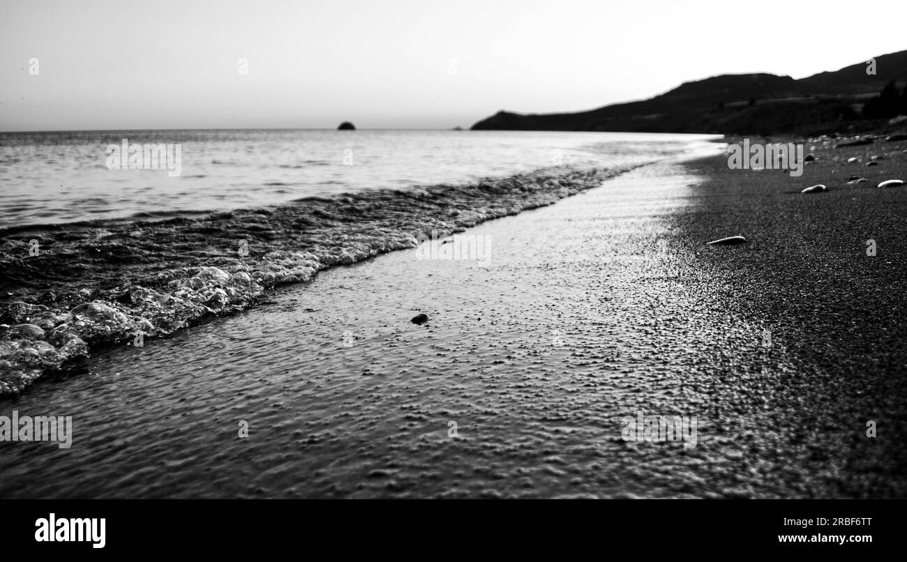 Sonnenuntergang am Diskos Beach im Süden Kretas. Der Name des Strandes wird aufgrund seiner Orientierung mit „westlich“ übersetzt. Stockfoto