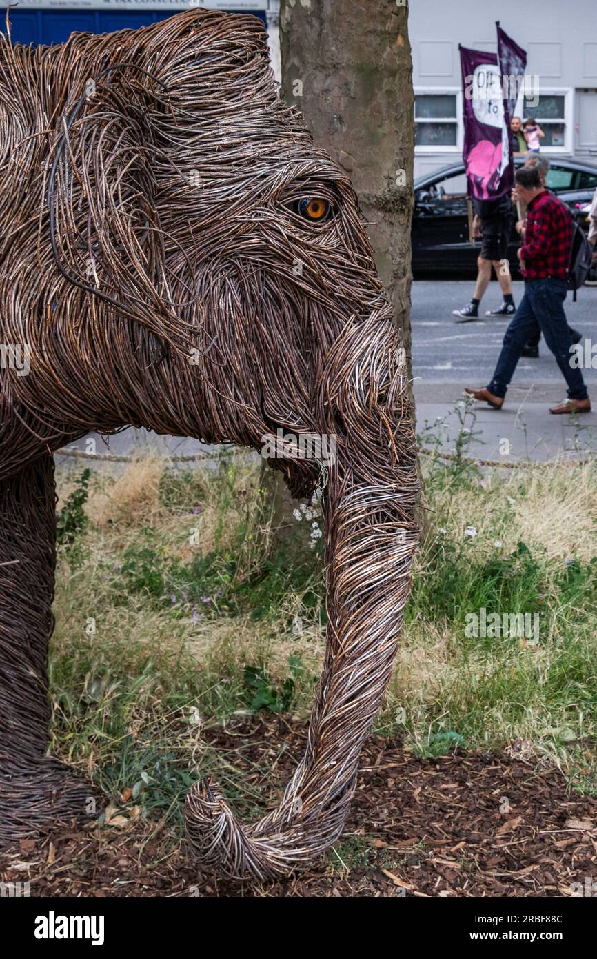 London, Großbritannien. 8. Juli 2023. Aktivisten für sozialen Wohnungsbau aus Southwark marschieren während eines "Housing Day of Action" durch Elephant und Schloss, um ein Ende des Zerfalls von wohnraum im rat zu fordern. Aktivisten von Gruppen wie Southwark Defense Council Housing, Fight for Aylesbury und Southwark Group of Tenants Organisations, unterstützt von Housing Rebellion, forderten, dass die verbleibenden Sozialwohnungen auf dem Aylesbury Estate für die ratsmitglieder saniert werden sollten. Kredit: Mark Kerrison/Alamy Live News Stockfoto