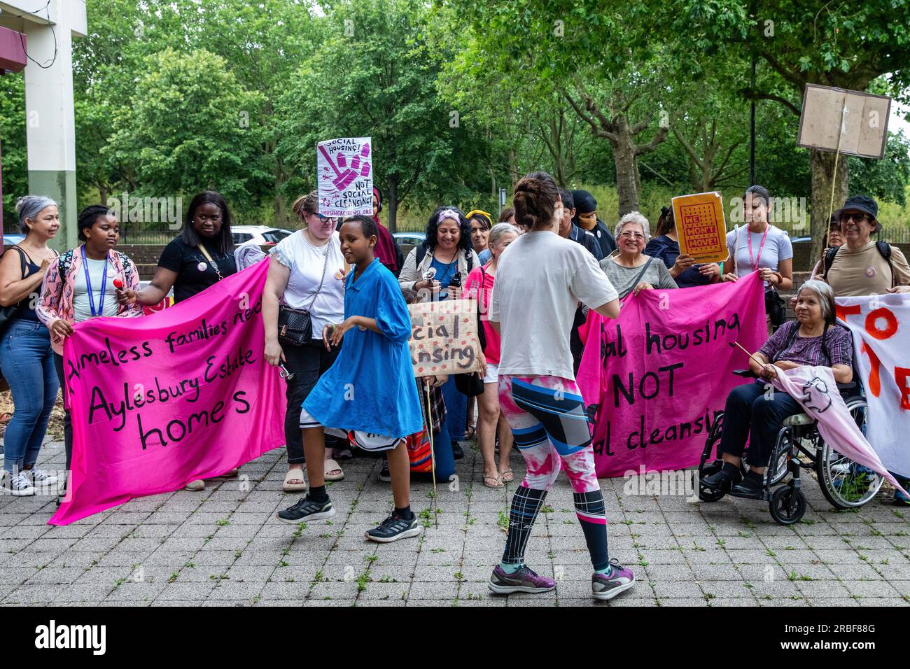 London, Großbritannien. 8. Juli 2023. Sozialwohnungsaktivisten aus Southwark protestieren vor der Thurlow Lodge Community Hall auf dem Aylesbury Estate während eines "Housing Day of Action", um zu fordern, dass der Abriss von wohnungen im gemeinderat beendet wird. Aktivisten von Gruppen wie Southwark Defense Council Housing, Fight for Aylesbury und Southwark Group of Tenant Organisations, unterstützt von Housing Rebellion, forderten, dass die verbleibenden Sozialwohnungen auf dem Aylesbury Estate für die ratsmitglieder saniert werden sollten. Kredit: Mark Kerrison/Alamy Live News Stockfoto