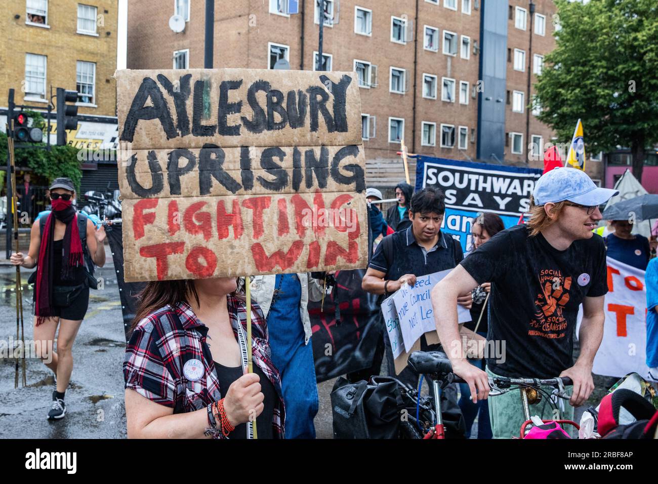 London, Großbritannien. 8. Juli 2023. Aktivisten für den sozialen Wohnungsbau aus Southwark nehmen an einem Aktionstag für Wohnungsbau Teil, um die Beendigung des Abrisses von wohnraum im gemeinderat zu fordern. Aktivisten von Gruppen wie Southwark Defense Council Housing, Fight for Aylesbury und Southwark Group of Tenant Organisations, unterstützt von Housing Rebellion, forderten, dass die verbleibenden Sozialwohnungen auf dem Aylesbury Estate für die ratsmitglieder saniert werden sollten. Kredit: Mark Kerrison/Alamy Live News Stockfoto