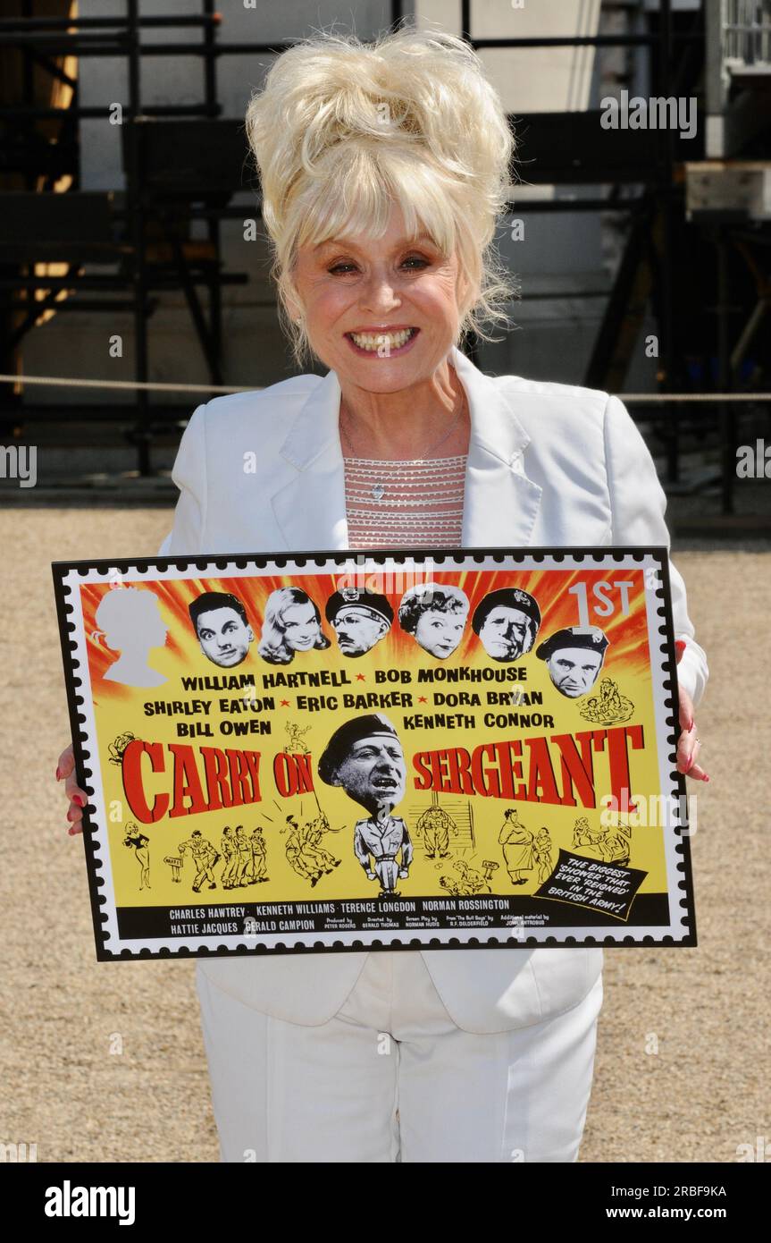 Barbara Windsor, Carry On Stamps Photocall, Horse Guards Parade, London, Großbritannien Stockfoto