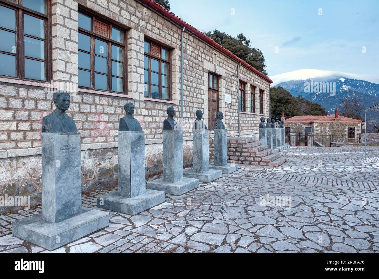 Das Nationale Widerstandsmuseum in Viniani, Griechenland, Europa. Vor uns liegen Büsten bedeutender Persönlichkeiten der griechischen Parteibewegung während des Zweiten Weltkriegs Stockfoto