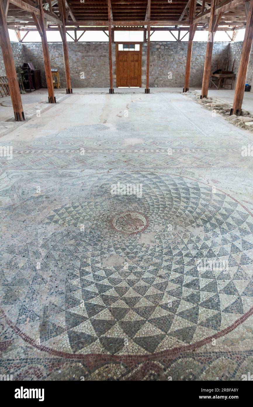 Byzantinische Fresken enthüllt am 6. c. frühen christlichen Basilikentempel von Agios Leonidis, in der Bergregion Evritania, in Griechenland, Europa Stockfoto