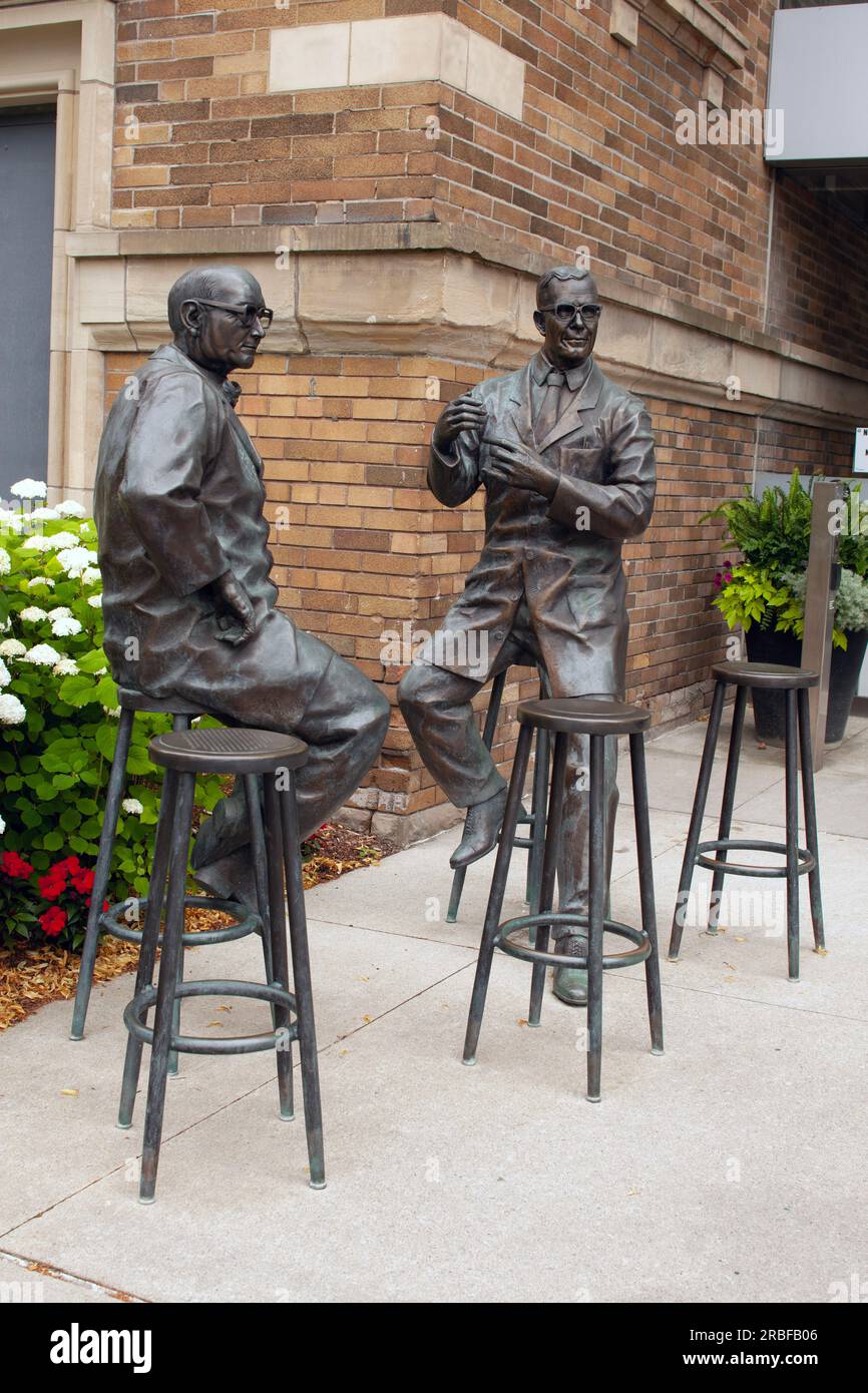 Skulptur von Dr. James Till und Ernest McCulloch von Ruth Abernathy in der College Street 101 Stockfoto