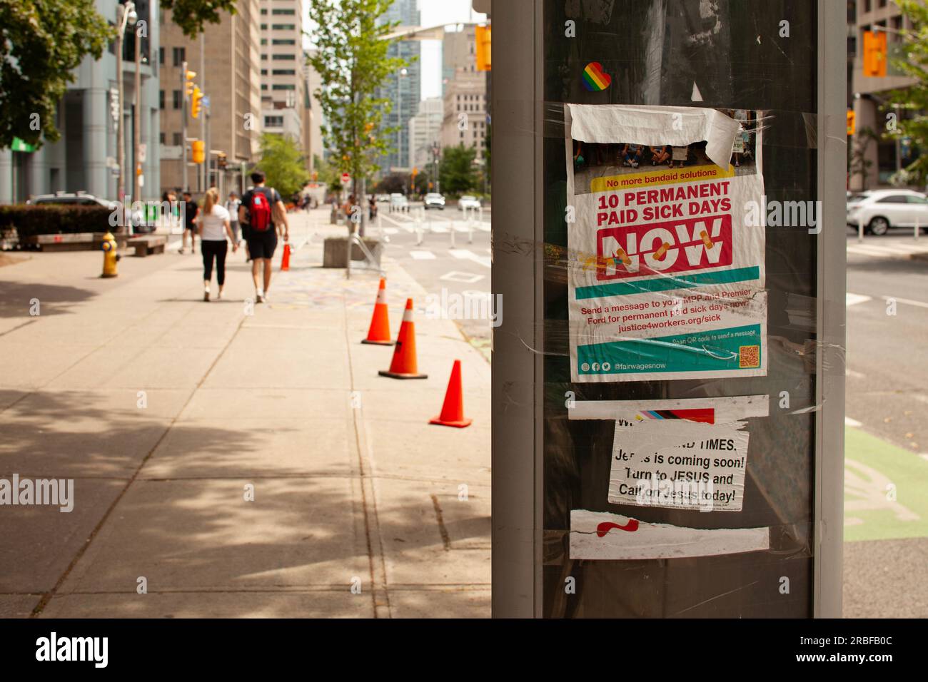Ein Plakat in der Innenstadt, auf dem man 10 dauerhafte, bezahlte Kranke fordert Und die Regierung aufzufordern, sinnvolle Gesetze zu erlassen Stockfoto