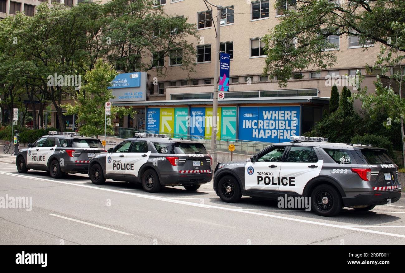 Polizeiautos parken vor dem Toronto Rehab - University Centre, 550 University Ave, Toronto Stockfoto