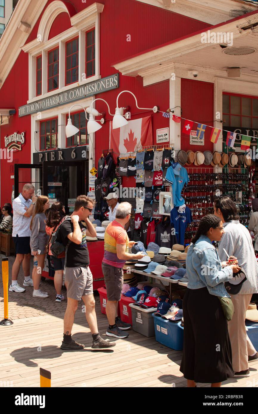 Souvenirverkauf vor dem Toronto Harbour Commissioners Building oder Pier 6 ist der älteste in der Hafengegend Stockfoto