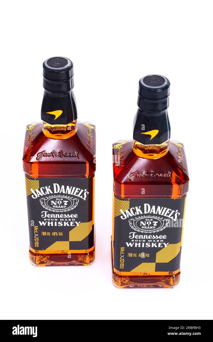 2023 Jack Daniels und McLaren Rennen in limitierter Auflage mit der alten Nummer 7 Tennessee Sour Mash Whiskey in der Farbgebung McLaren Papaya Stockfoto
