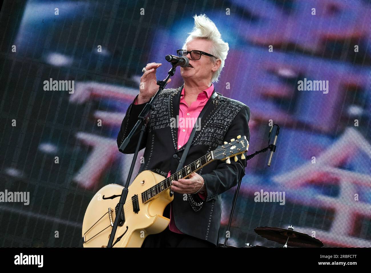 Southampton, Großbritannien. 08. Juli 2023. Martin Degville, Sänger und Songwriter mit der britischen New Wave Band Sigue Sigue Sputnik, live auf der Bühne des Let's Rock 80s Retro Revival Music Festivals. Sigue Sigue Sputnik wurde zu meinem ehemaligen Generation X Bass-Spieler Tony James. Die Band hatte drei Top-40-Hit-Singles aus Großbritannien (Foto von Dawn Fletcher-Park/SOPA Images/Sipa USA). Credit: SIPA USA/Alamy Live News Stockfoto