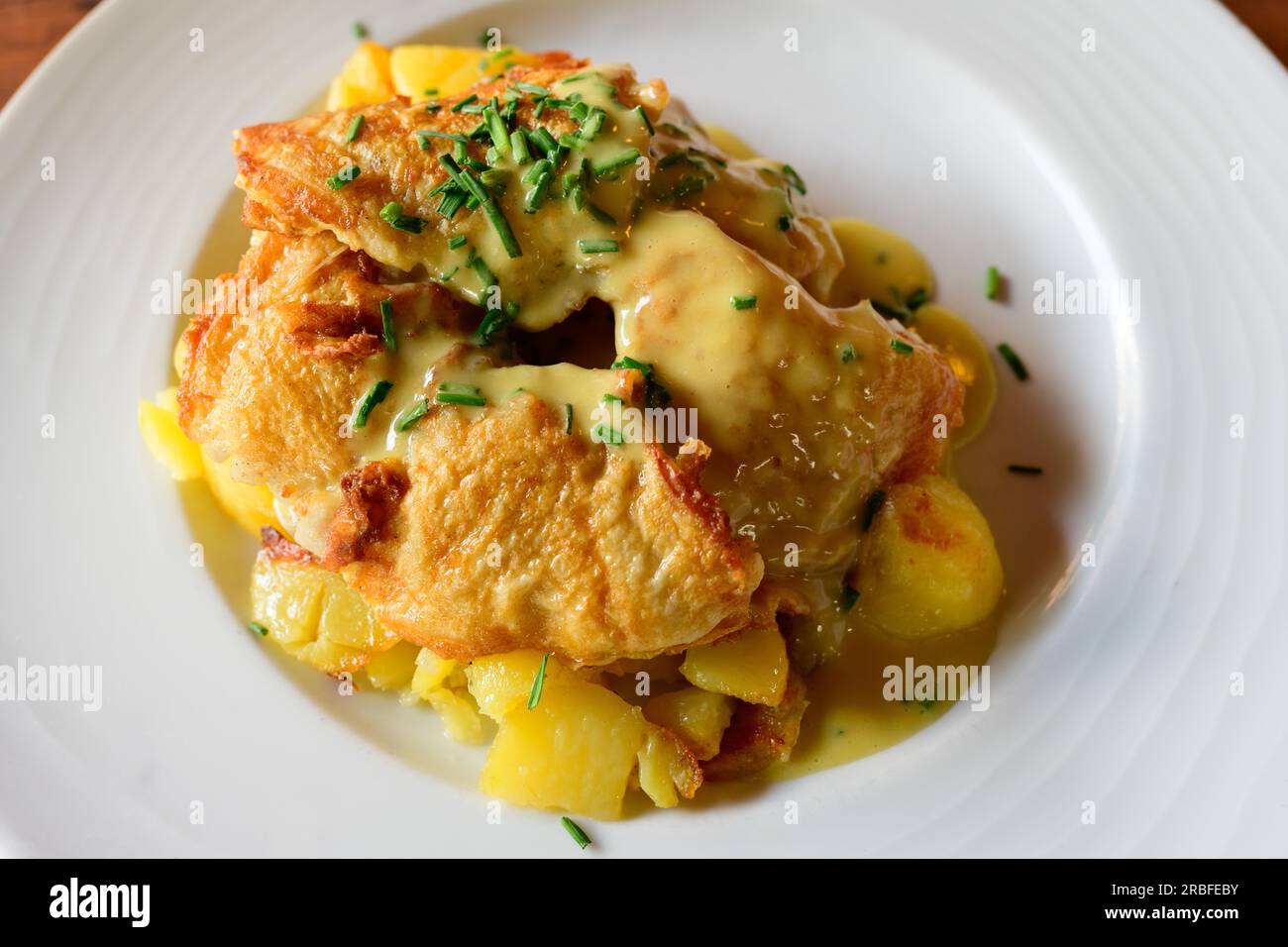 Hamburger Pannfisch, ein traditionelles Hamburger Gericht mit gebratenem Fisch, Bratkartoffeln und einer Senfsauce Stockfoto