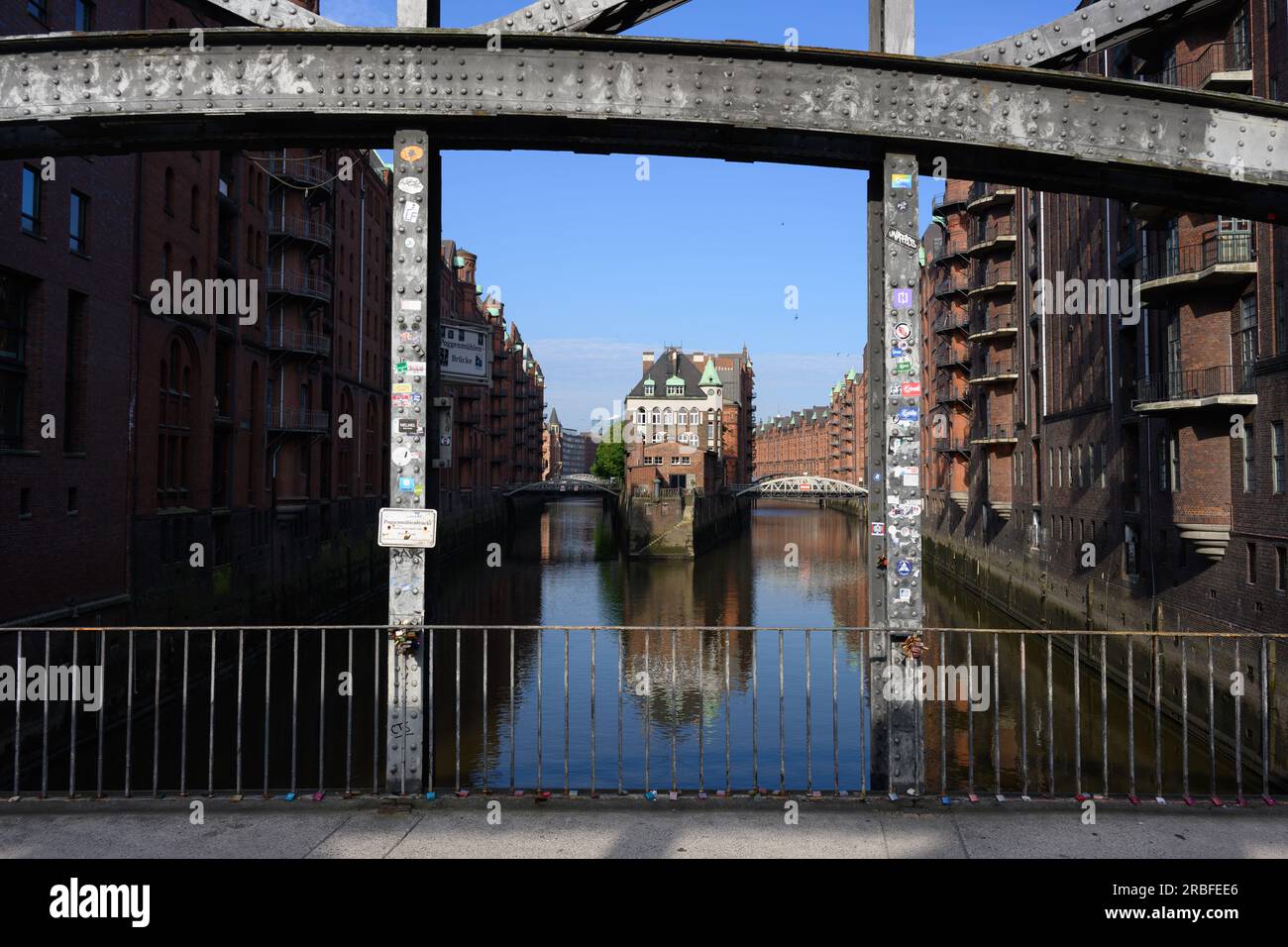Hamburg, Deutschland - Juni 16 2023: Wasserschloss oder Wasserschloesschen Backsteingebäude und Attraktion im Lagerbezirk Speicherstadt. Stockfoto
