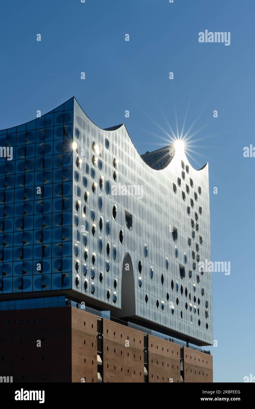 Hamburg, Deutschland - Juni 13 2023: Elbphilharmonie oder Elbphilharmonie Konzertsaal Außenfassade aus Glas. Stockfoto