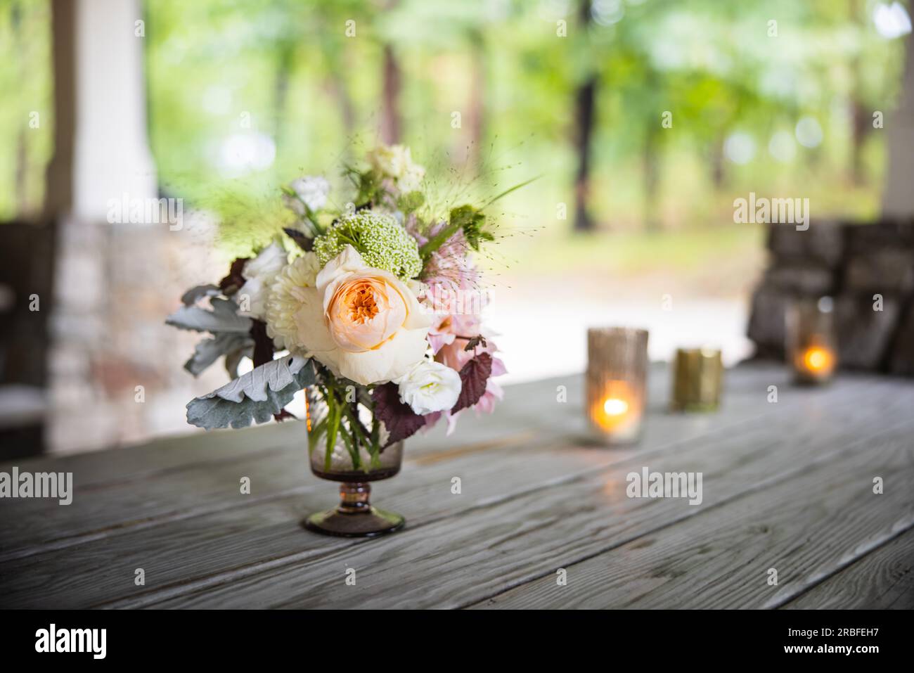 Wunderschöner romantischer Strauß von Hochzeitsblumen in einem Arrangement, das für die Veranstaltung einer reizenden Braut und Bräutigam und der Gäste, die kommen, entworfen wurde. Stockfoto