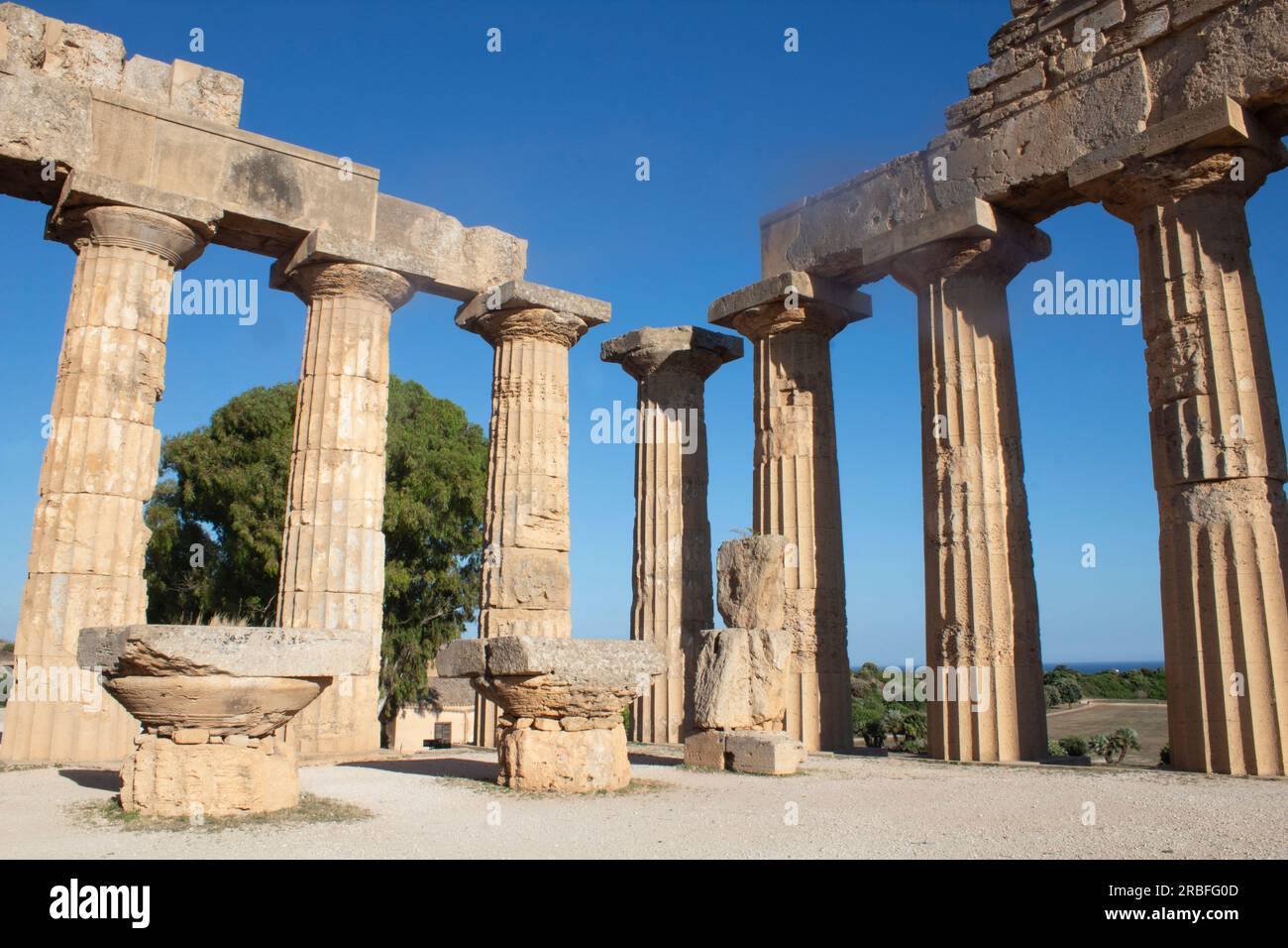 Der rekonstruierte Tempel der Hera - Ruinen eines griechischen Tempels in Selinunte - Selinus - im äußersten Westen Siziliens, Italien Stockfoto