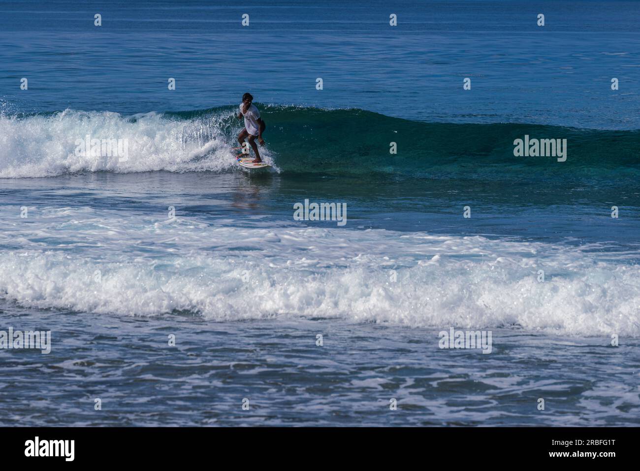 Malé, Malediven--8. April 2023. Ein telephot-Bild eines Mannes, der am Pasta Point auf den Malediven surft. Stockfoto