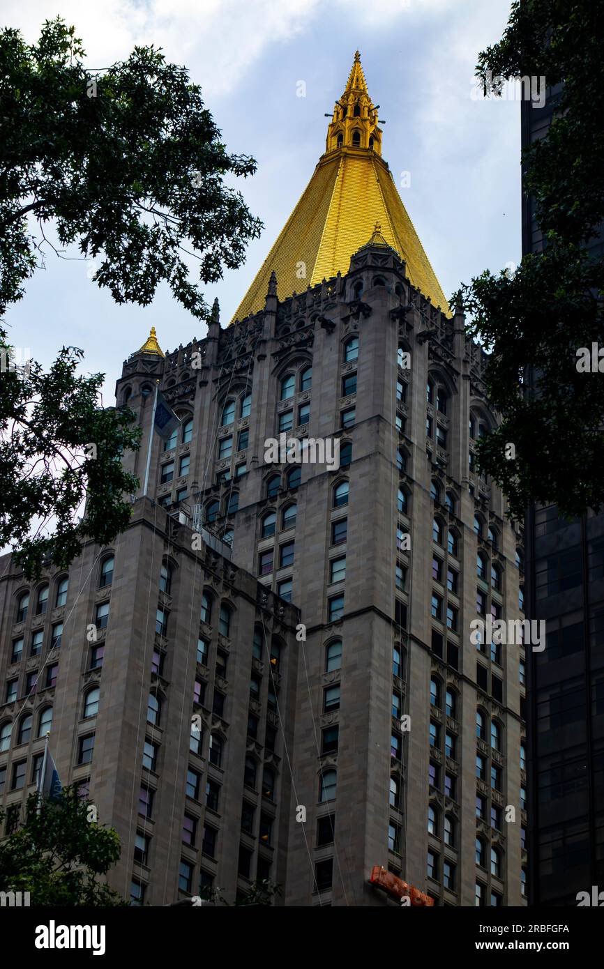 Das goldene Dach des New York Life Building, 1928 erbaut, im neogotischen Stil, New York City, NY, Vereinigte Staaten Stockfoto