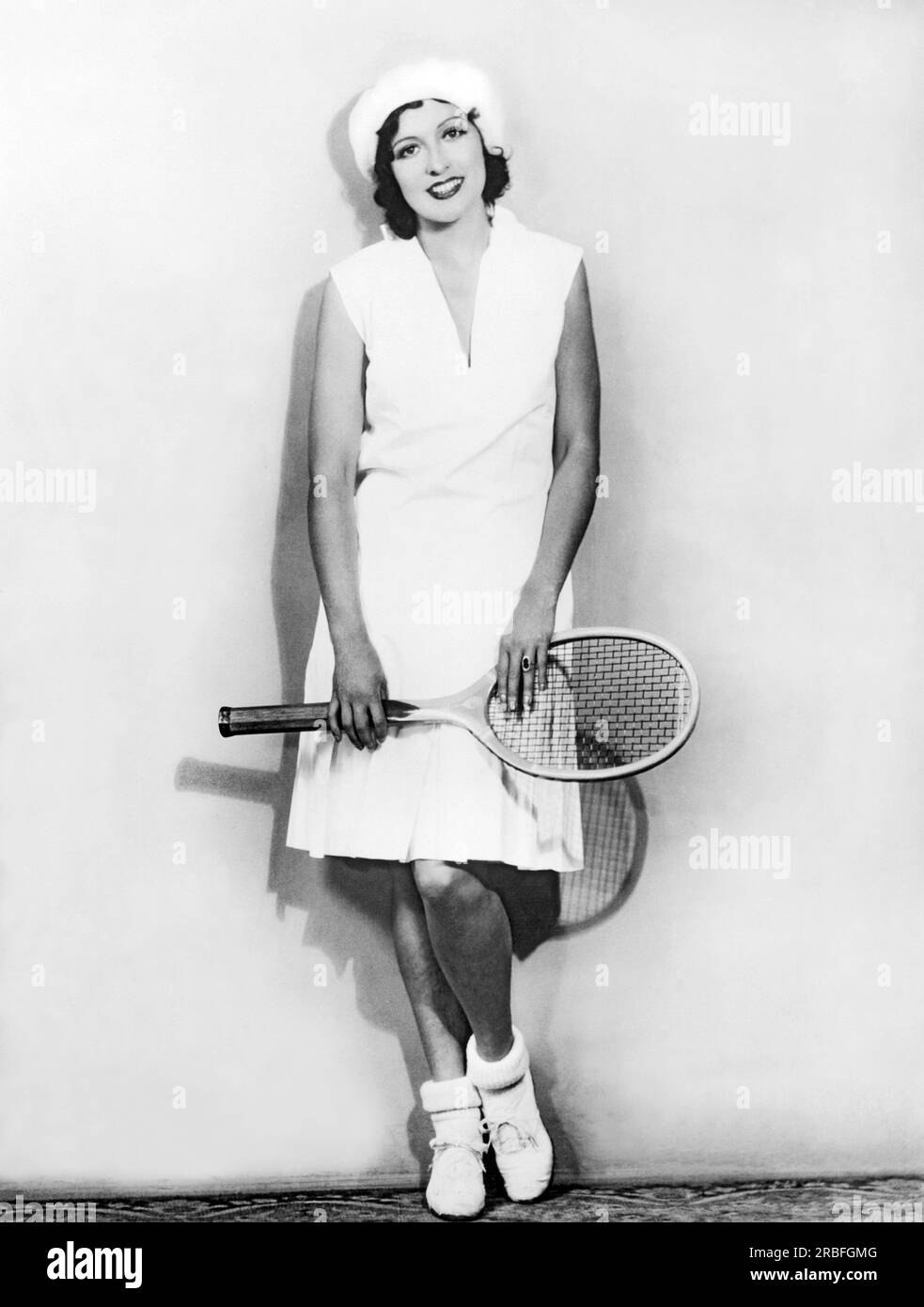 Hollywood, Kalifornien: c. 1928 Filmschauspielerin Mary Duncan modelliert ihr neues Tennis-Outfit. Stockfoto