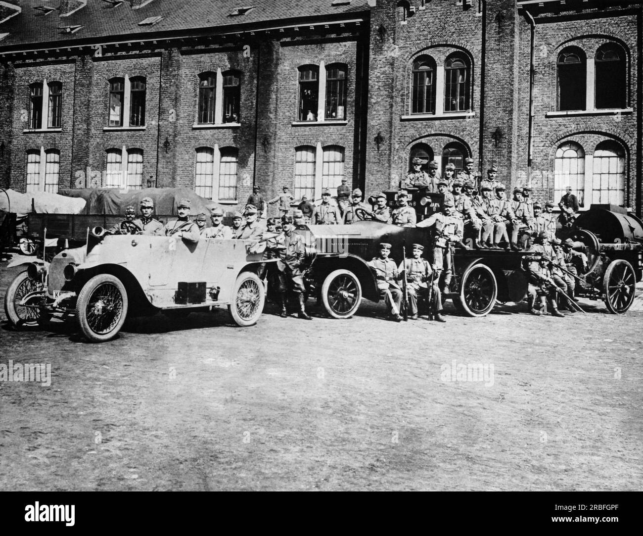 Europa: ca. 1915 deutsche und österreichische Soldaten im östlichen Kriegsbereich, die mit einem immensen Rampenlicht für Nachtschatten und Angriffe beginnen. Stockfoto