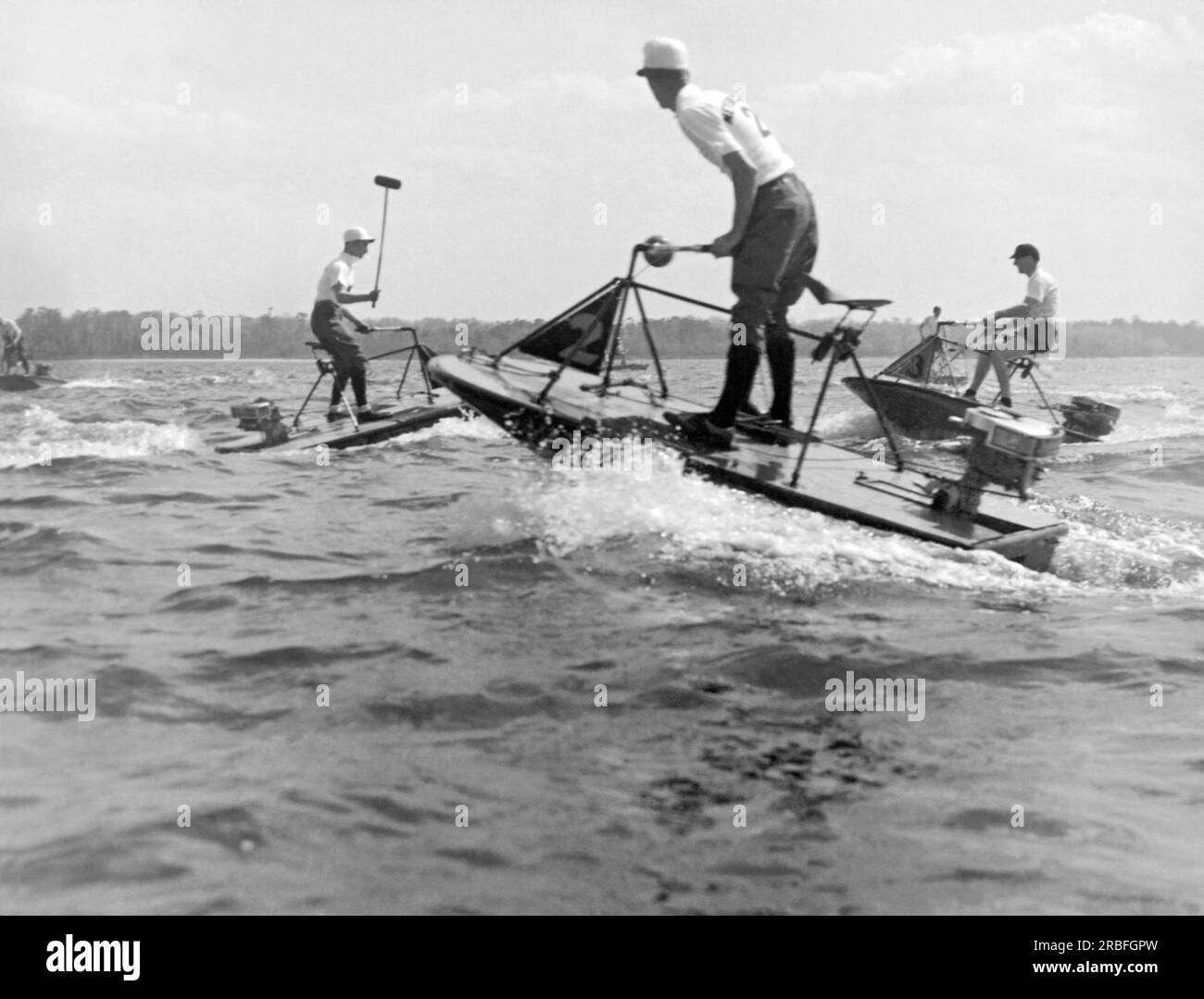 New Jersey: c. 1936 Ein neuer Wassersport, Speedboat Polo, wird unter der Schirmherrschaft der South Jersey Speedboat Association gespielt. Leckereien und Nervenkitzel tragen zur Spannung bei. Stockfoto