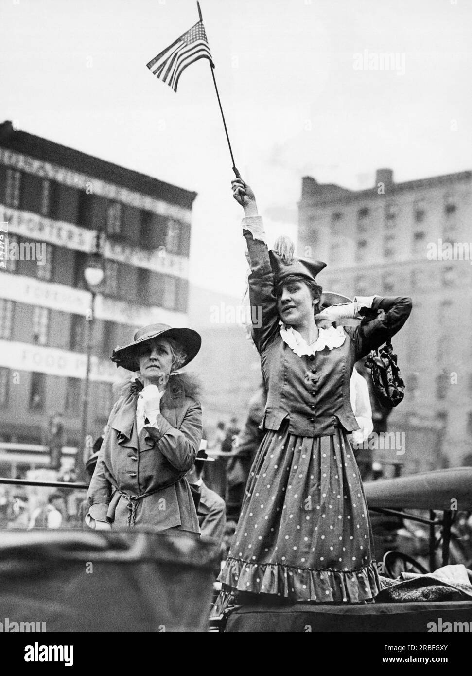 New York, New York: 28. Juni 1916 Mütter und Liebste verabschieden sich von ihren Lieben, wenn sie mit General Pershing zur mexikanischen Grenze fahren. Viele von ihnen gingen ein Jahr später mit ihm nach Frankreich. Stockfoto