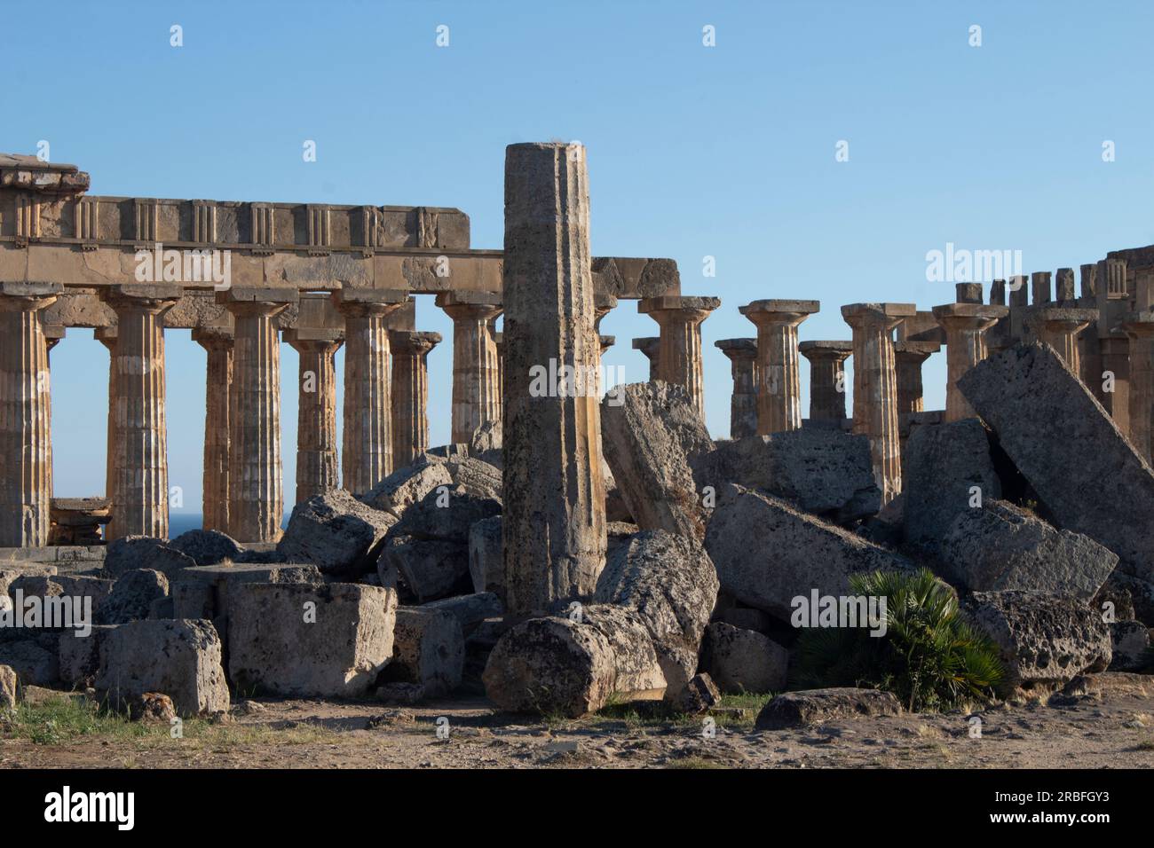Der rekonstruierte Tempel der Hera - Ruinen eines griechischen Tempels in Selinunte - Selinus - im äußersten Westen Siziliens, Italien Stockfoto