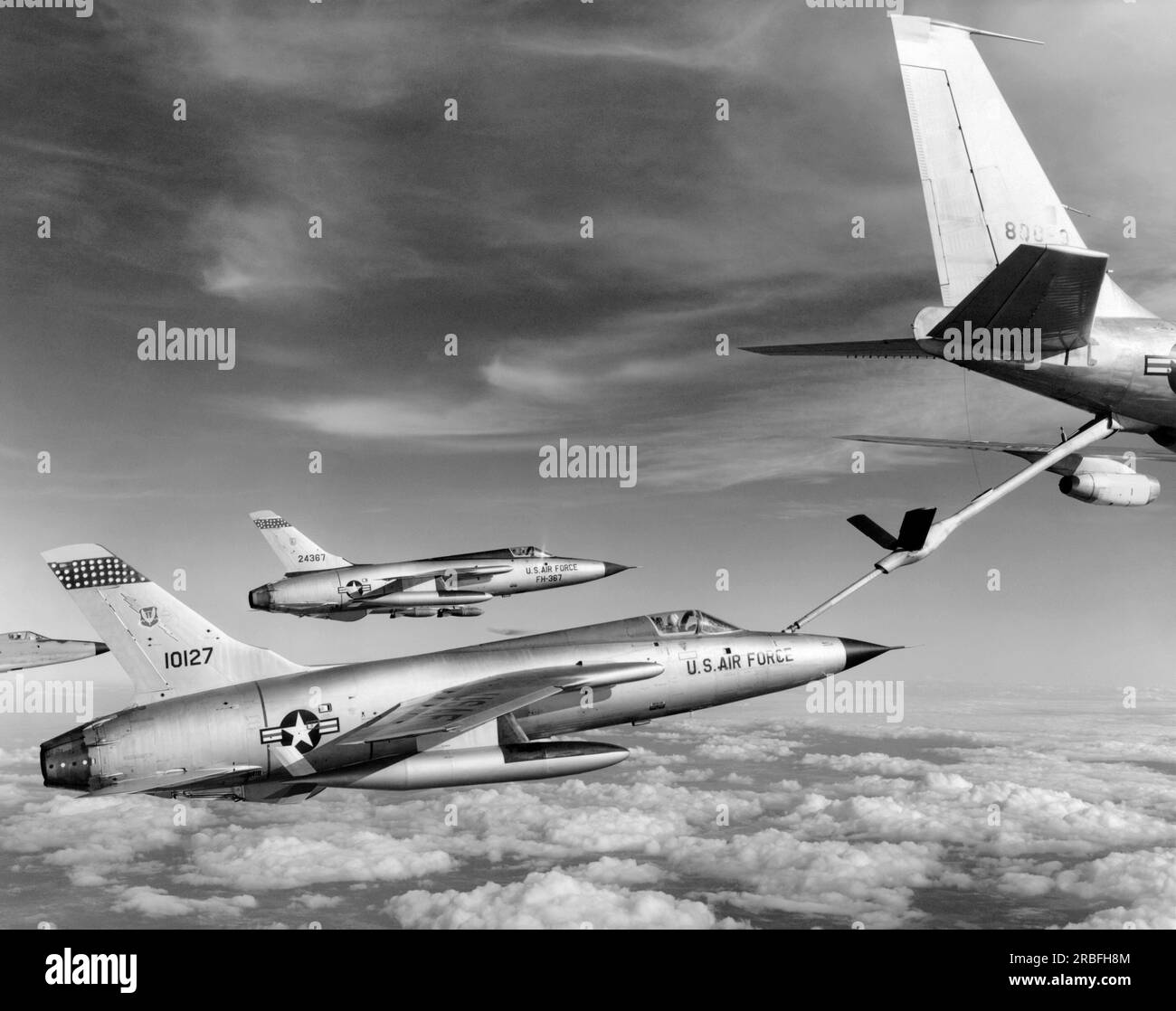 Vietnam: Januar 1966 drei Air Force Republic F-105 ThunderChief Piloten auf dem Weg, militärische Ziele in Vietnam zu bombardieren, ziehen an einer 'fliegenden Tankstelle' an, einem Air Force KC-135 Stratotanker. Stockfoto