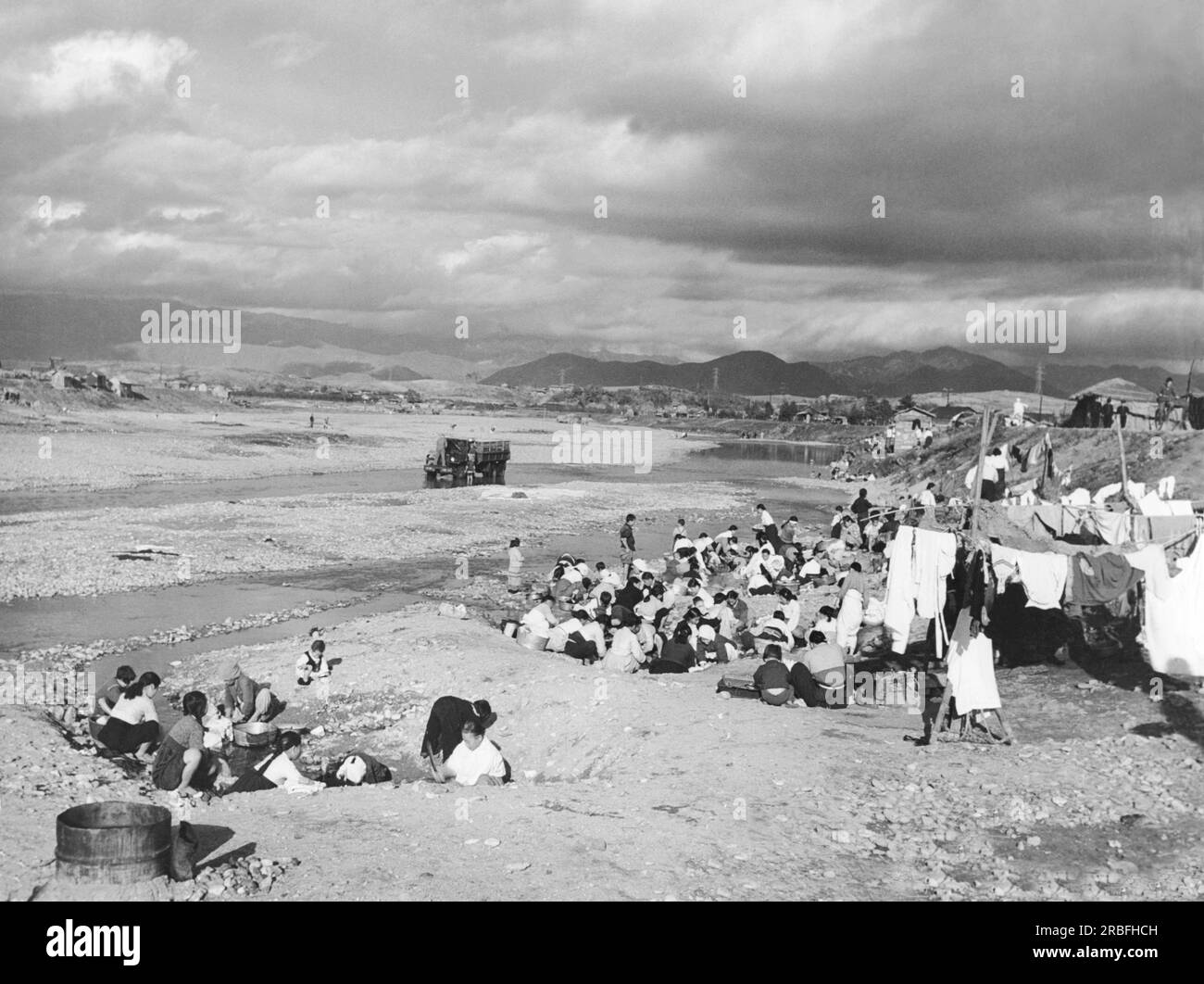 Nakdong River, Korea: 15. August 1951 Koreaner waschen ihre Kleidung im Nakdong River. Stockfoto