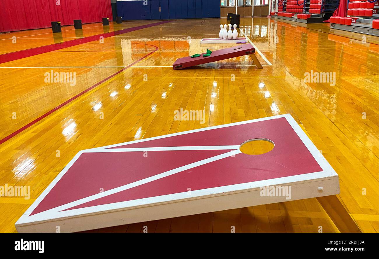 Seitlicher Blick auf hausgemachte Cornhole Spielbretter und Bowling in einem Fitnessraum für den Gymnasium. Stockfoto