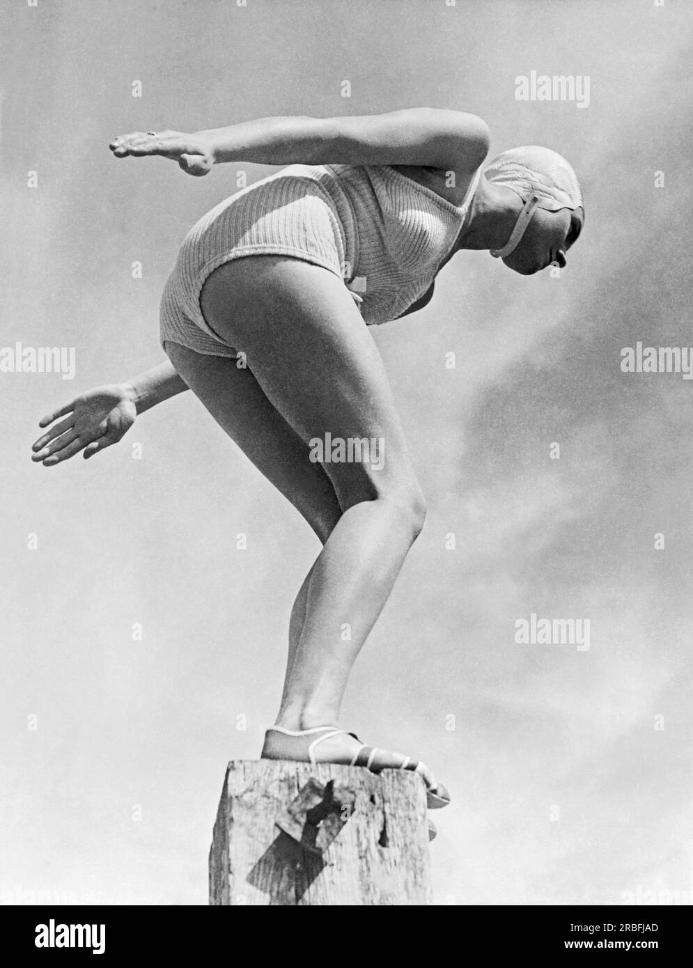 Vereinigte Staaten: ca. 1933 Eine junge Frau, die auf einem Pier steht und bereit ist, ins Wasser zu springen. Stockfoto