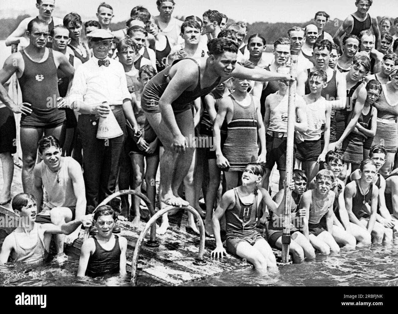 Washington, D.C.: 7. August 1924 Hawaiianischer Backstroke Champion und zweimaliger olympischer Goldmedaillengewinner Warren Kealoha bereitet sich darauf vor, einer riesigen Menge im Tidal Basin eine Schwimmvorführung zu geben. Stockfoto