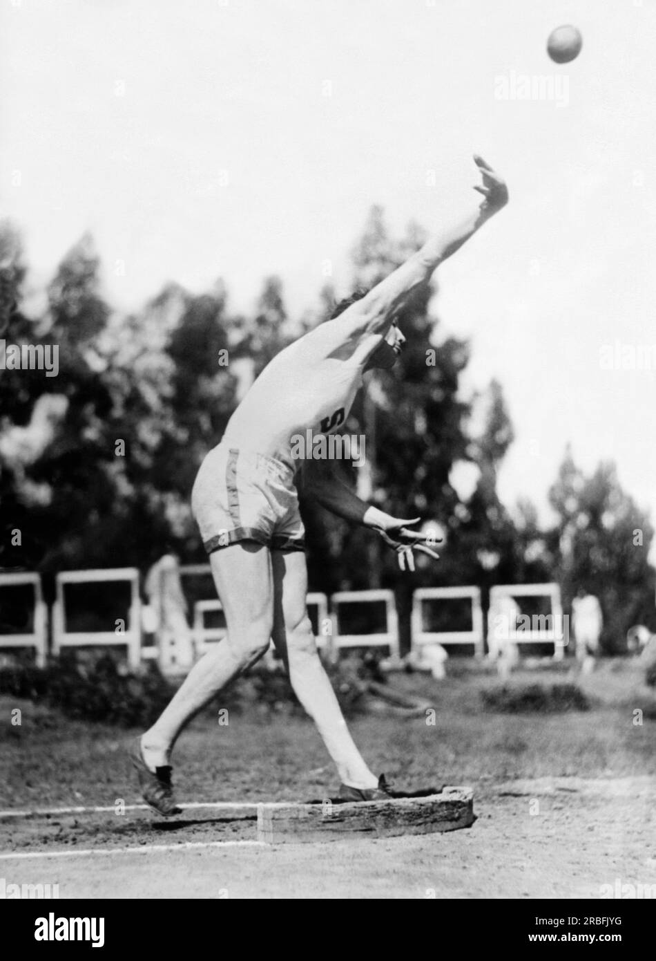 Stanford, Kalifornien: 15. Mai 1925 Glenn Hartranft, Gewinner der olympischen Silbermedaille der Stanford University, bricht den Weltrekord in der Praxis eine Woche, nachdem er den Rekord für das Herumwerfen des Discus gebrochen hat. Stockfoto