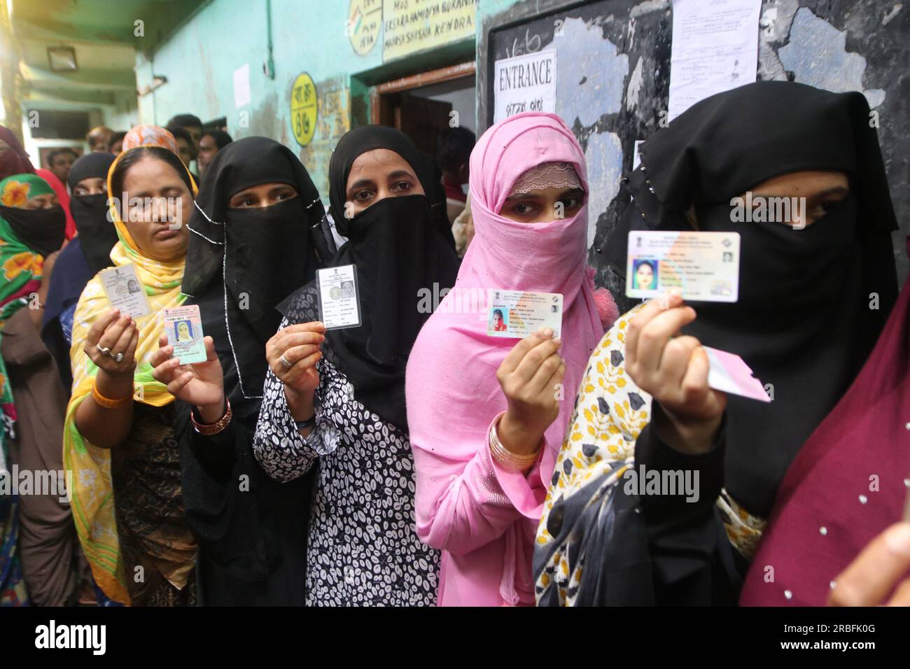 Howrah, Indien. 08. Juli 2023. Am 8. Juli 2023 in Kalkutta, Indien, stellen sich die Menschen in einer Schlange an einem Wahllokal an, um bei den westbengalischen "Panchayat"- oder Kommunalwahlen am Stadtrand von Kalkutta ihre Stimme abzugeben. (Kreditbild: © Dipa Chakraborty/Eyepix via ZUMA Press Wire) NUR REDAKTIONELLE VERWENDUNG! Nicht für den kommerziellen GEBRAUCH! Stockfoto