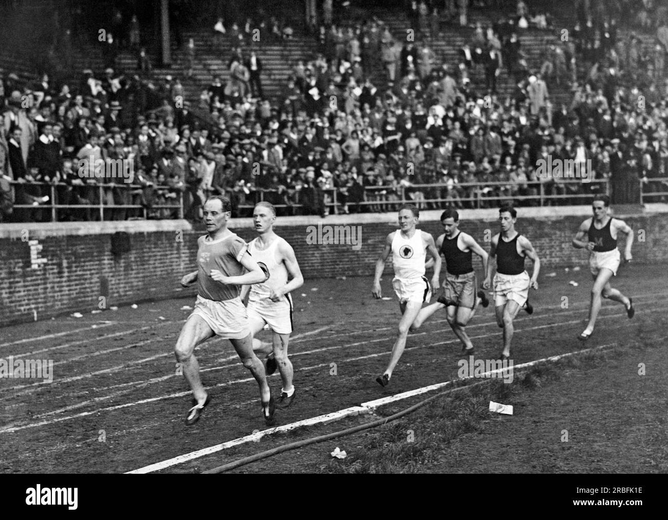 Philadelphia, Pennsylvania: 1929 Finn Paavo Nurmi ist auf seinem Weg in Führung, einen neuen Weltrekord beim 3-Meilen-Lauf beim Penn Relay Carnival an der University of Pennsylvania in Franklin Field zu setzen. Stockfoto