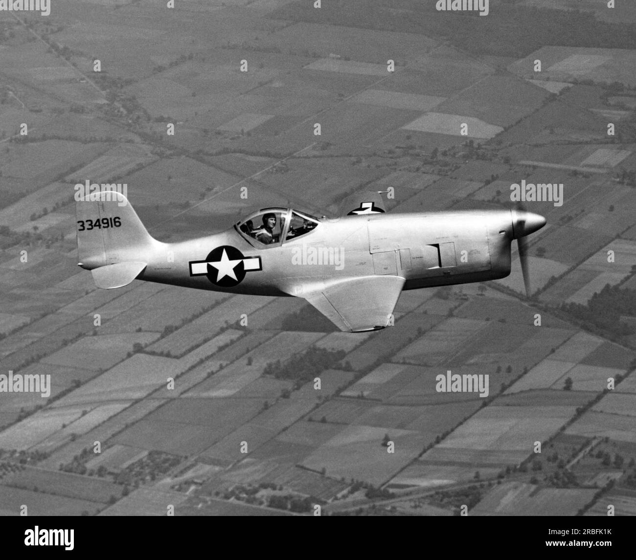 Vereinigte Staaten: 1944 ein in-Flight-View eines Bell-Flugzeugs XP-77 Prototyp, der von der US Army Air Force verwendet werden soll. Es wurde größtenteils aus nicht strategisch wertvollem Holz gebaut, aber es wurden nur zwei gebaut, bevor das Projekt in den Ruhestand ging. Stockfoto