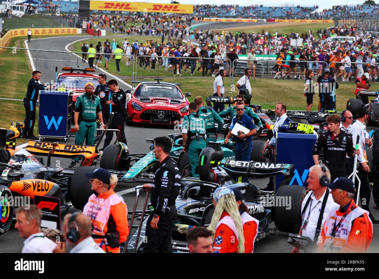 Silverstone, Großbritannien. 09. Juli 2023. Am Ende des Rennens greifen Lüfter in die Rennstrecke ein. Formel-1-Weltmeisterschaft, Rd 11, Britischer Grand Prix, Sonntag, 9. Juli 2023. Silverstone, England. Kredit: James Moy/Alamy Live News Stockfoto