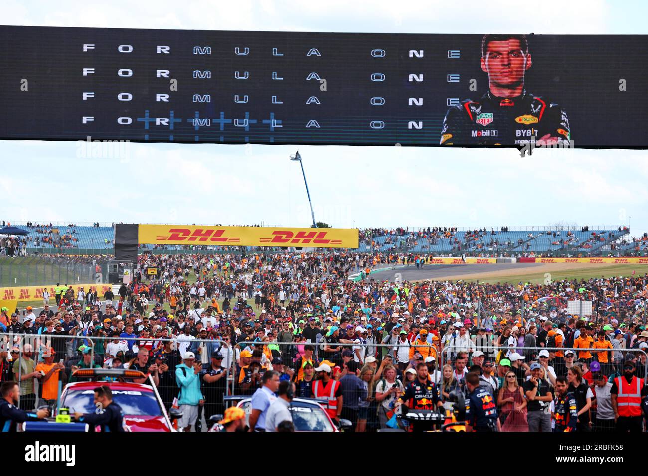 Silverstone, Großbritannien. 09. Juli 2023. Am Ende des Rennens greifen Lüfter in die Rennstrecke ein. Formel-1-Weltmeisterschaft, Rd 11, Britischer Grand Prix, Sonntag, 9. Juli 2023. Silverstone, England. Kredit: James Moy/Alamy Live News Stockfoto