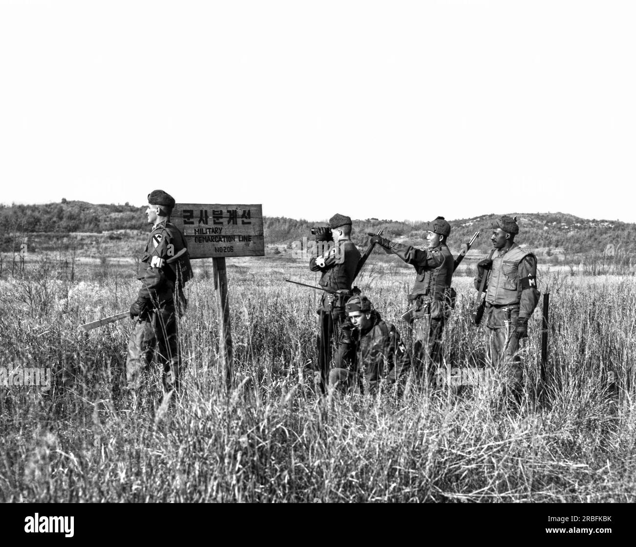 Korea: 6. Dezember 1962 Mitglieder eines US-amerikanischen Die Streifenpolizei hält an der Militärdemarkationslinie für einen Blick nach Nordkorea. Stockfoto