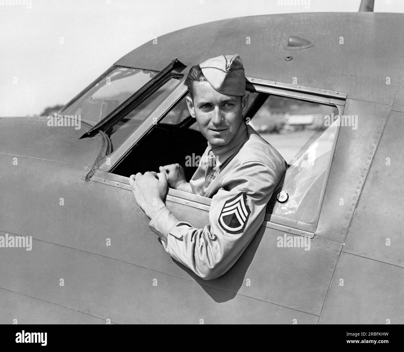 Vereinigte Staaten: ca. 1945 ein Sergeant-Pilot der Army Air Force, der aus dem Fenster seines Flugzeugs schaut. Stockfoto