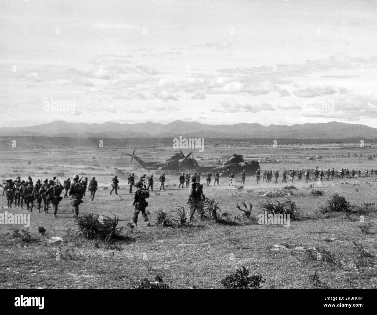 Vietnam: Juli, 1966 Marines der H Company, 4. Marine Regiment, begeben Sie sich zu wartenden Hubschraubern, bevor Sie von Bord springen, um die nordvietnamesische 324. Division während Operation Hastings zu konfrontieren. Stockfoto