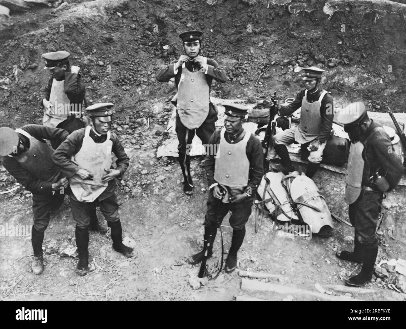 Pingvang, Korea: Am 21. Juli 1931 legten japanische Gendarmen kugelsichere Westen an, bevor sie zur Rettung chinesischer Ladenbesitzer gingen, die von Koreanern ins Visier genommen wurden, die durch Berichte aus der Mandschurei verärgert waren, dass eine Reihe von Koreanern von einer chinesischen Mafia schwer geschlagen worden waren. Stockfoto