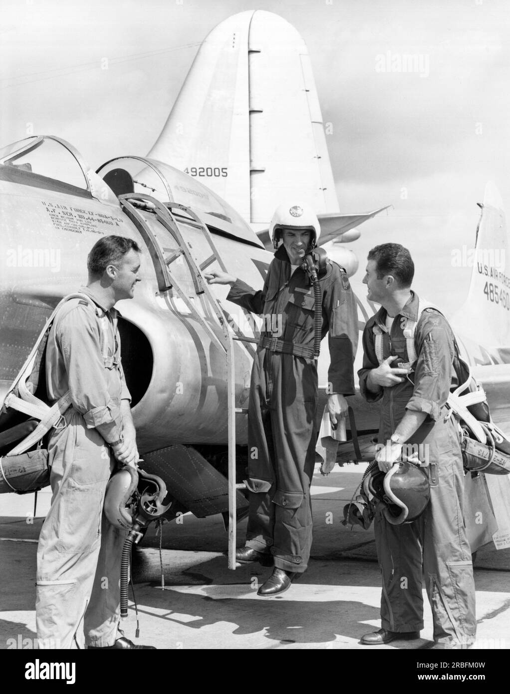 Dayton, Ohio: 24. März 1950 Student Test Pilot LT. Richard Dennen wird in einem F-80 Shooting Star auf der Wright-Patterson Luftwaffenbasis von zwei Top-Piloten der Flight Test Division geschickt. Auf der linken Seite ist Major Leonard Wiehrdt, ehemaliger Chefarzt der Testschule, und auf der rechten Seite ist Captain Charles E. Yeager, der erste Mann, der schneller als die Schallgeschwindigkeit fliegt. Stockfoto