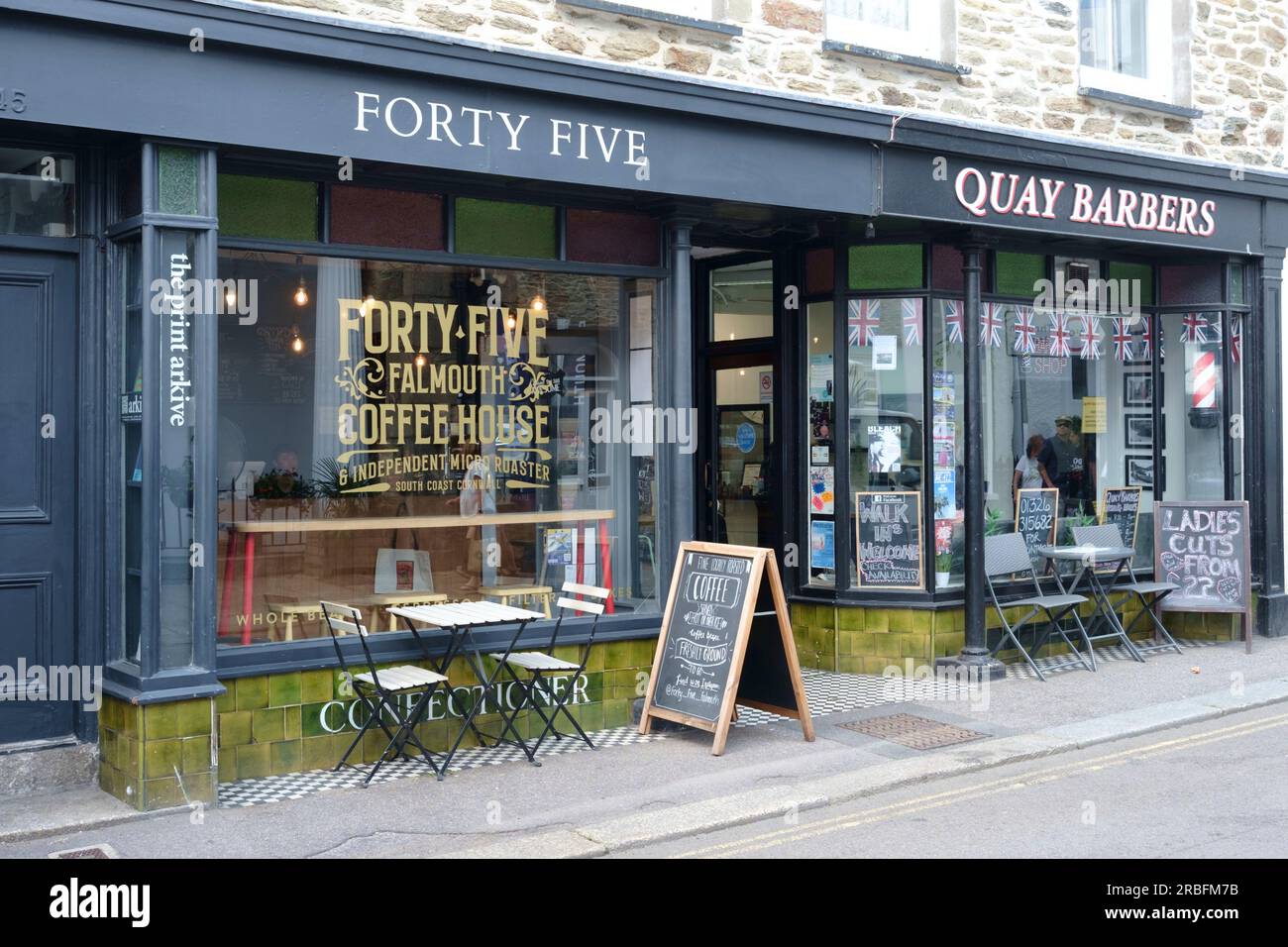 In der Nähe von Falmouth, einer beliebten Stadt in Cornwall, Großbritannien. Fifth Coffee Shop und Quay Friseure Stockfoto