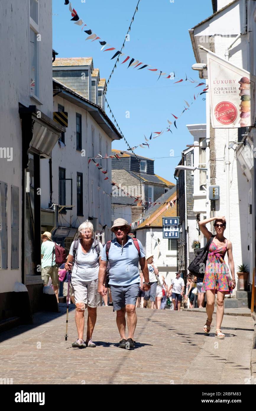 Rund um das beliebte St Ives in South West Cornwall, Großbritannien. Geschäftiger und sonniger Tag in Fore St. Stockfoto