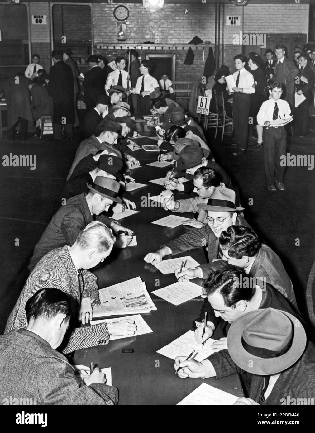New York, New York 16. Oktober 1940 Junge Männer in einem Schulhaus in Queens, um sich für den ersten Friedensentwurf der Nation unter dem Selective Service Act anzumelden. Stockfoto