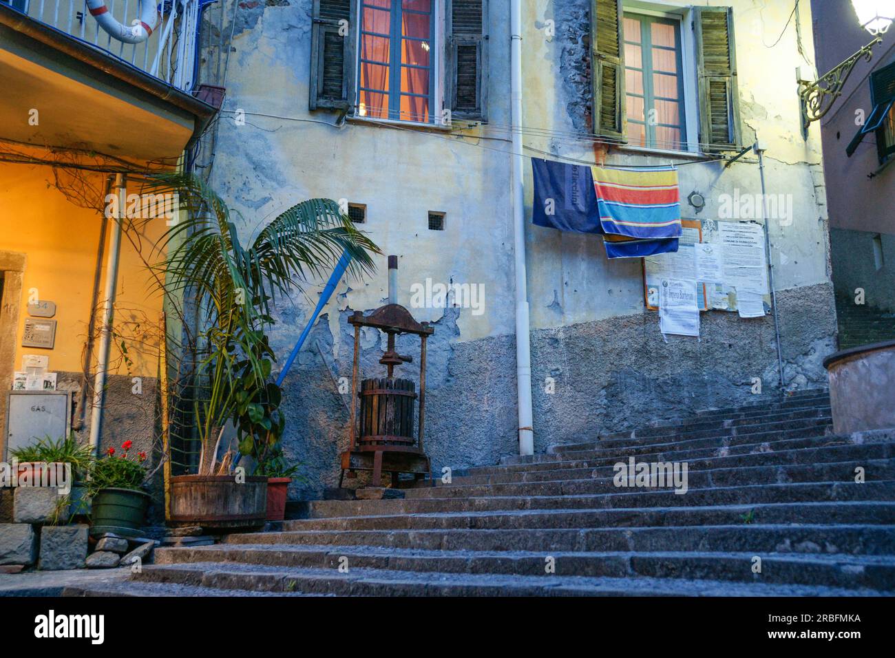 Riomaggiore Italien - 26 2011. April; breite Stufen hinauf und zwischen Gebäuden mit Straßenbeleuchtung und Hotelschild in Cinque terre. Stockfoto