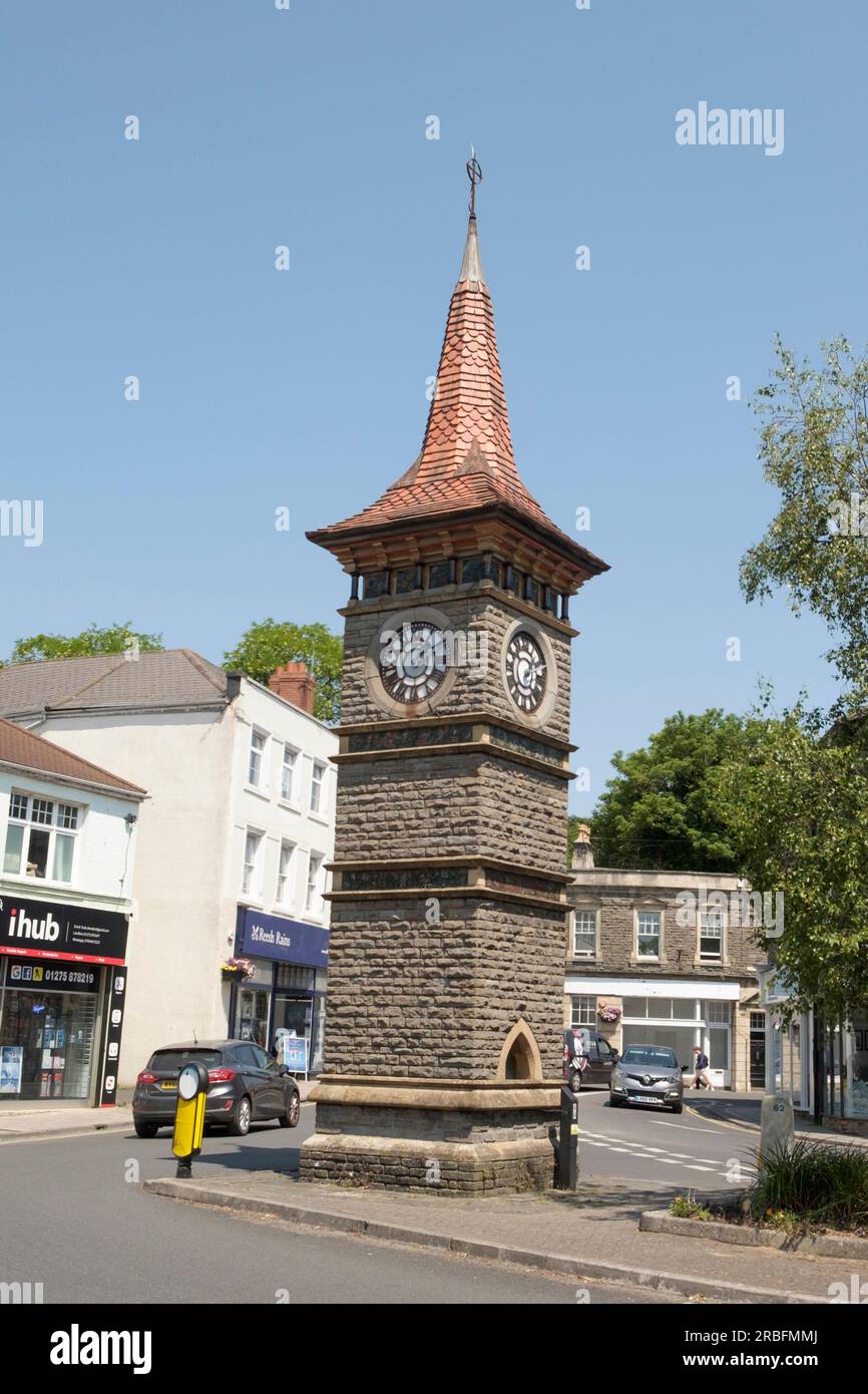 Um Clevedon, eine kleine Küstenstadt im Norden von somerset, Großbritannien. Uhrenturm im Zentrum der Stadt. Blauer Himmel Stockfoto