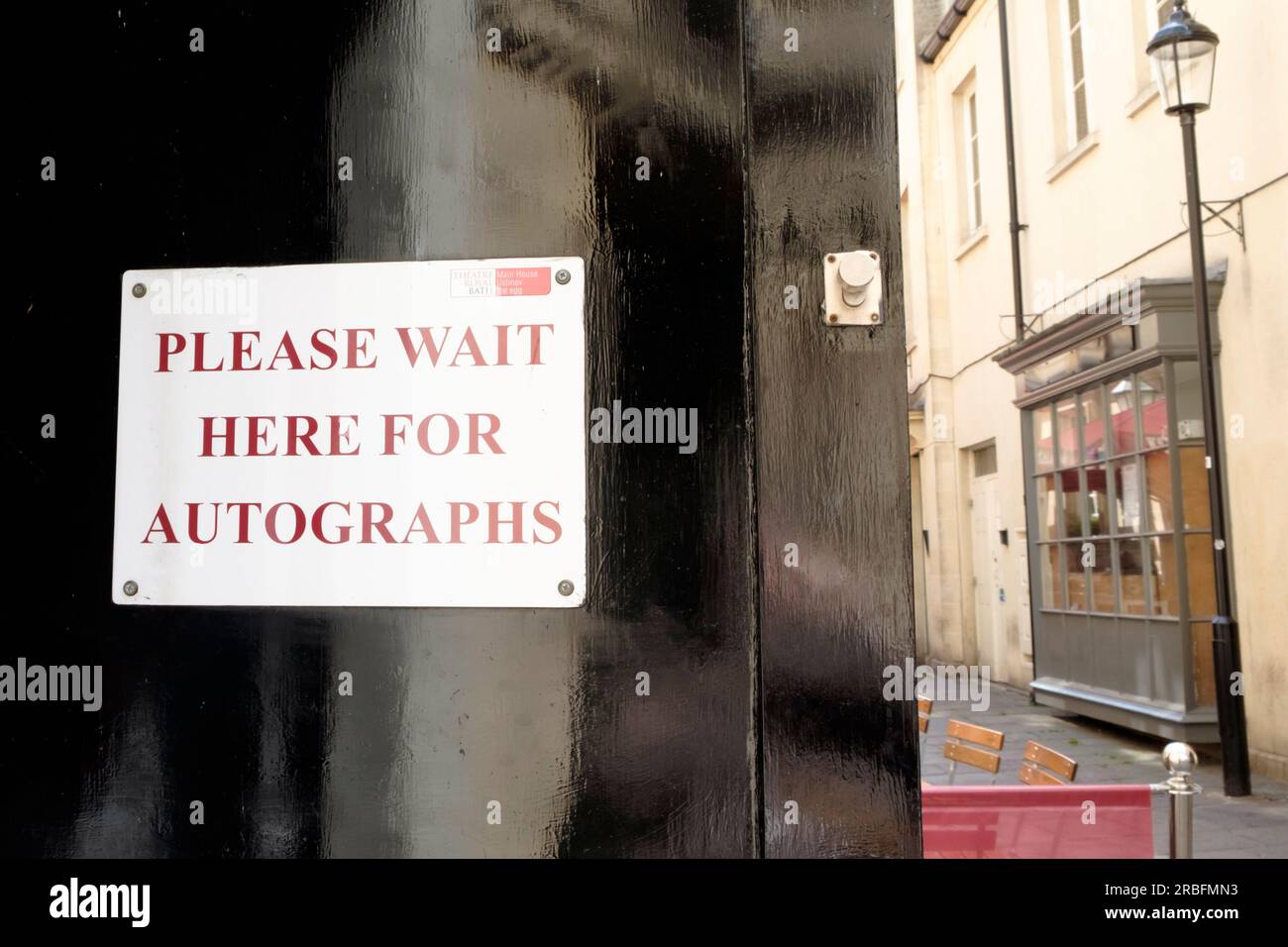 Bitte warten Sie hier auf ein Autogrammschild am Bühnentor von Bath's Theatre Royal Stockfoto
