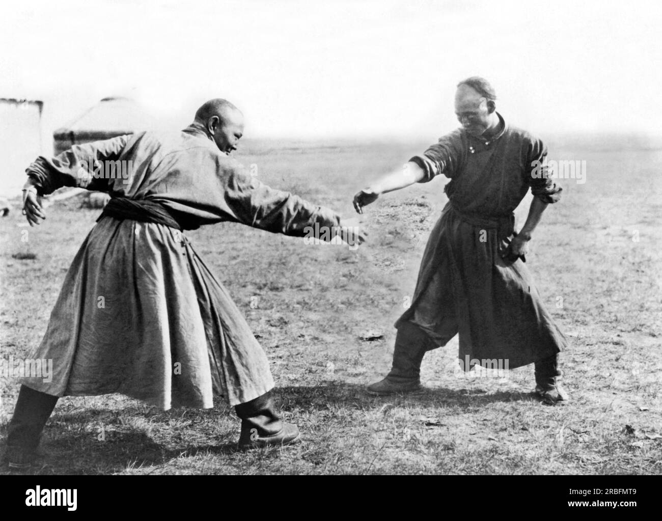 Mongolei: 30. Juli 1935 zwei Mongolen engagieren sich in ihrer alten Tradition des Wrestling. Stockfoto