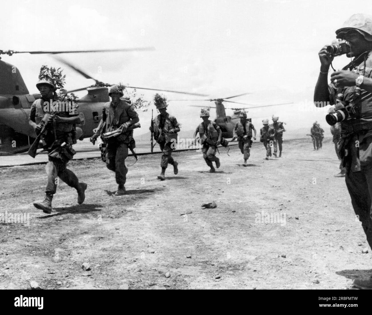 Dong Ha, Vietnam: 18. Mai 1967 Marines beeilen sich während der Operation Hickory in die DMZ, um an Bord von Hubschraubern zu gehen, um eine vertikale Verbindung zwischen dem Vietcong und der DMZ zu erreichen. Stockfoto