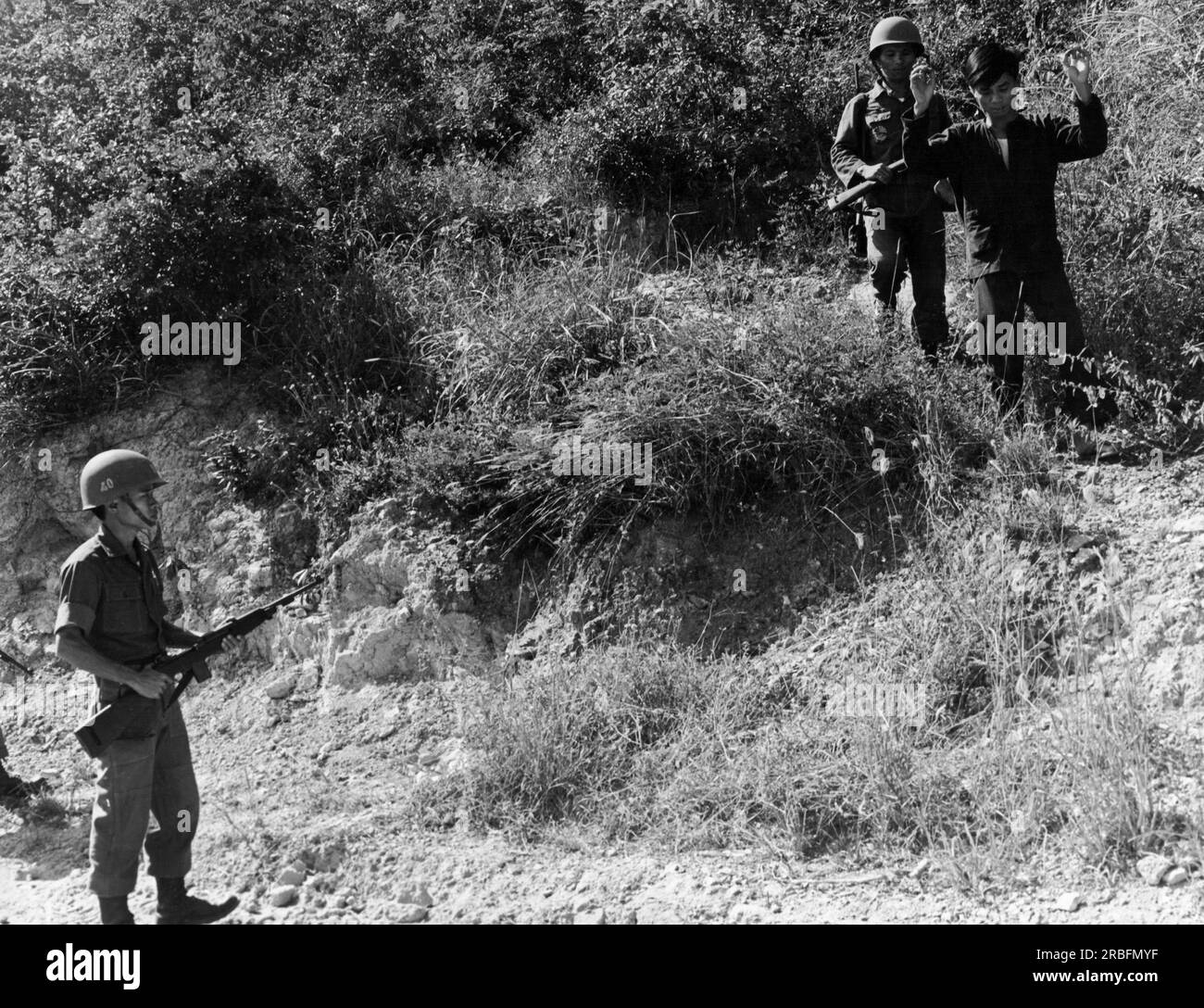 Nha Trang, Vietnam: 16. Februar 1966 Eine Vietcong-Guerilla ergibt sich den Soldaten der Republik Vietnam, nachdem sie Flugblätter zu psychologischen Kriegsführungen von den USA erhalten hatte Kommandos der Luftwaffe. Stockfoto